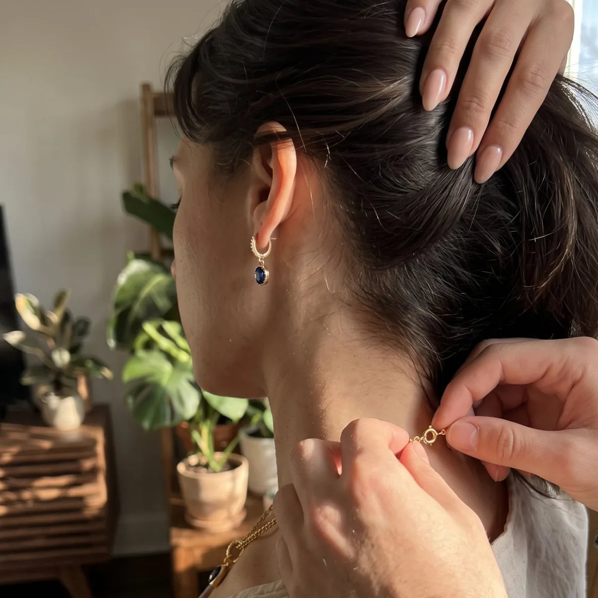 Él le pone el collar Piedra de Destino